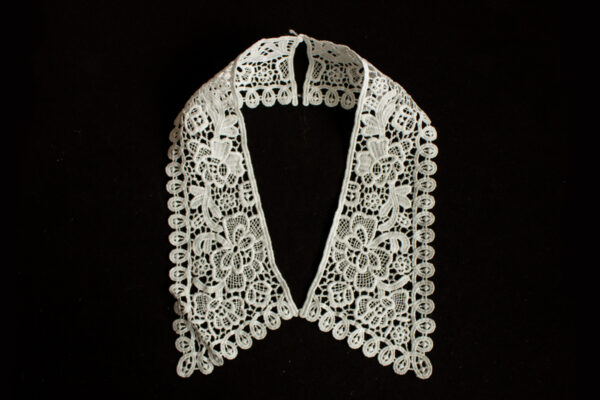 Embroidery collar with floral lace pattern