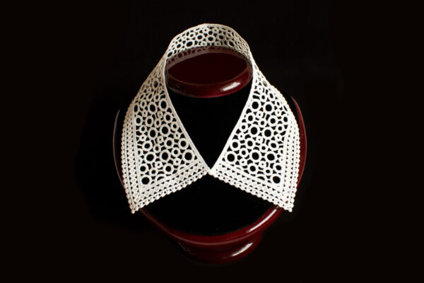 Embroidery collar with circle lace pattern